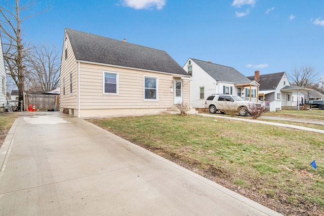 view of front of house featuring a front lawn