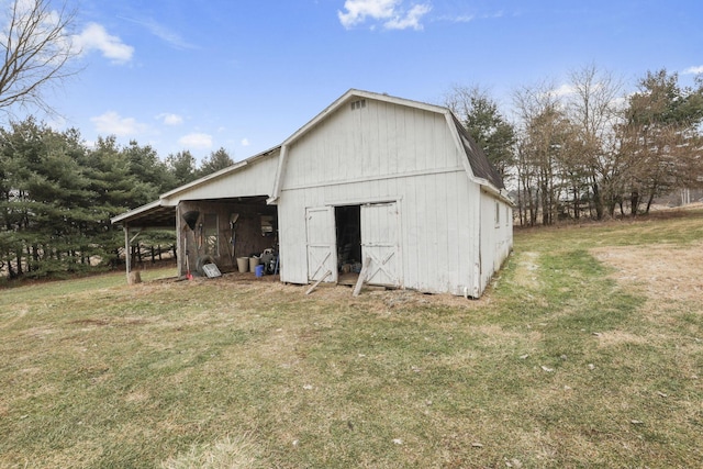 view of barn featuring a yard