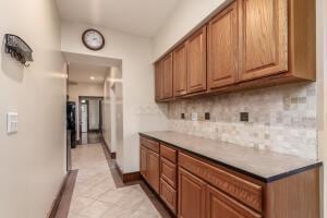 bar featuring backsplash