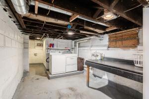 basement with washing machine and dryer