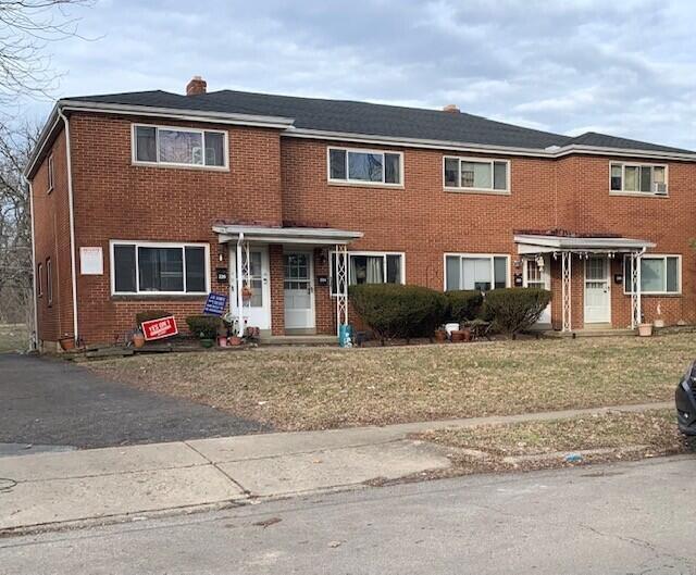 view of front facade featuring a front lawn