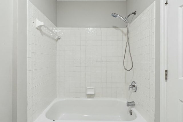 bathroom featuring tiled shower / bath combo