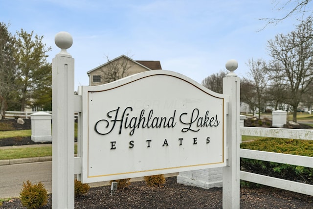 view of community / neighborhood sign