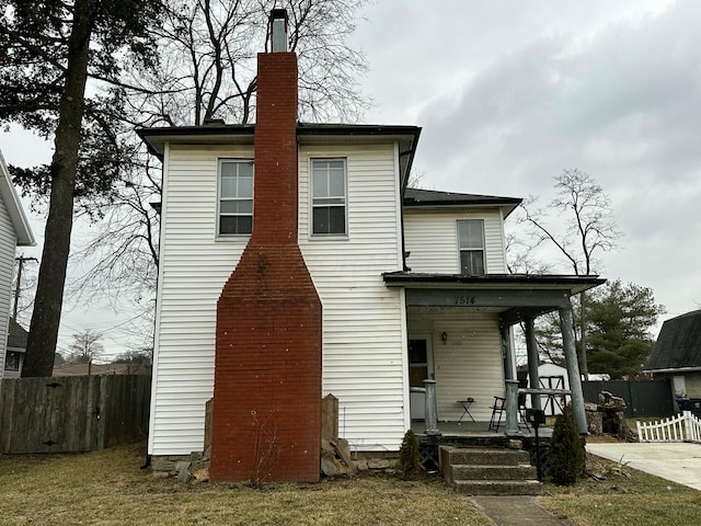 view of front of home with covered porch and a front lawn