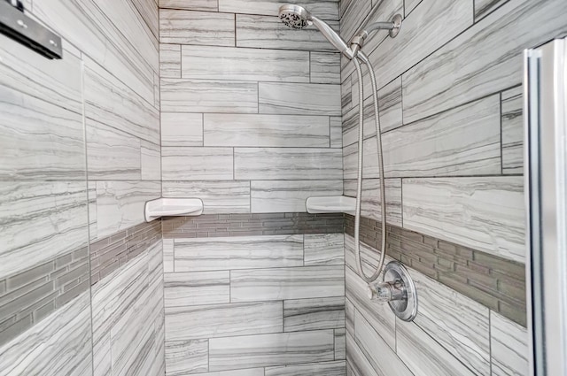 bathroom featuring a tile shower