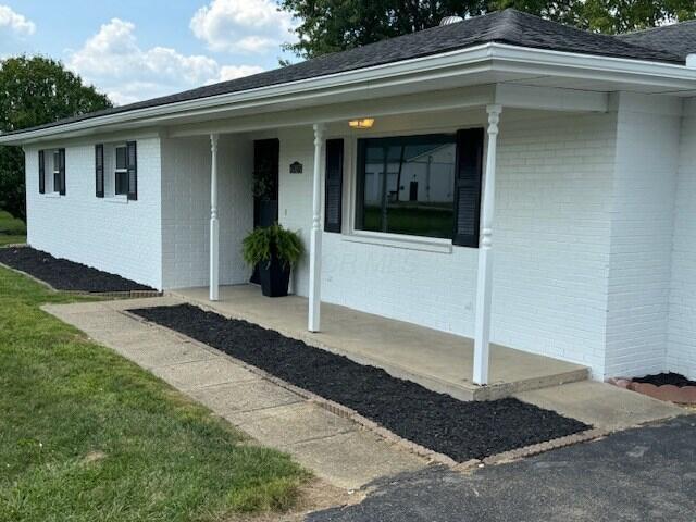 view of front facade with a front yard