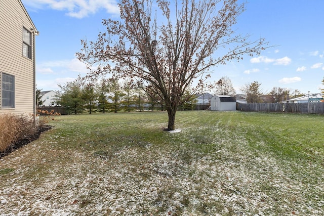 view of yard featuring a shed