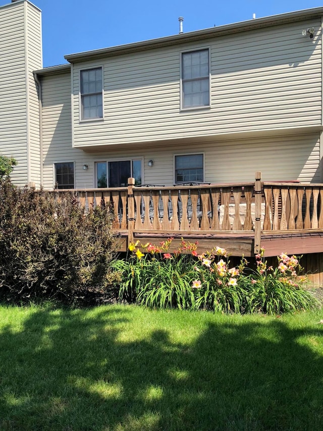 5037 Langcroft Dr, Hilliard, OH 43026 - rear view of property with a wooden deck and a lawn