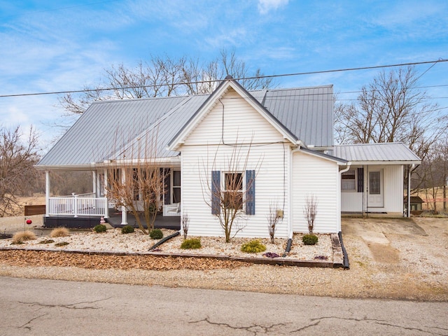 view of front of property featuring a porch