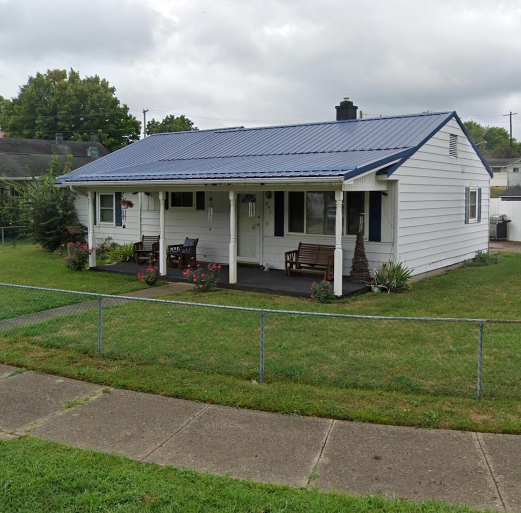 view of front of home featuring covered porch and a front yard