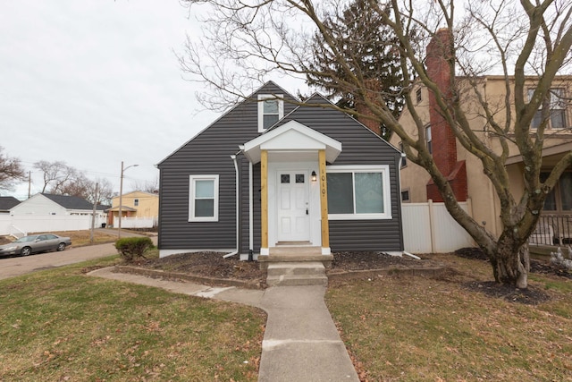 bungalow featuring a front lawn