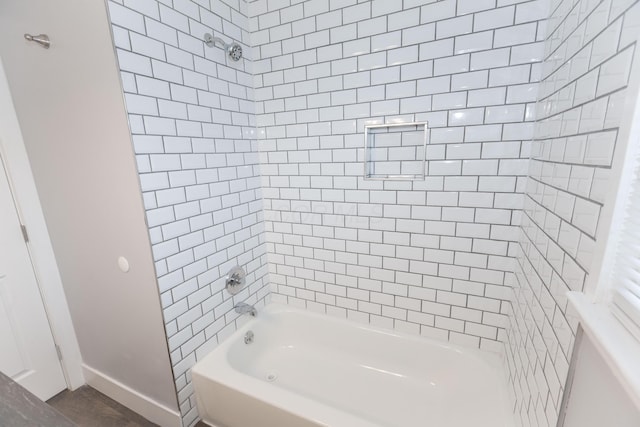 bathroom with tiled shower / bath combo