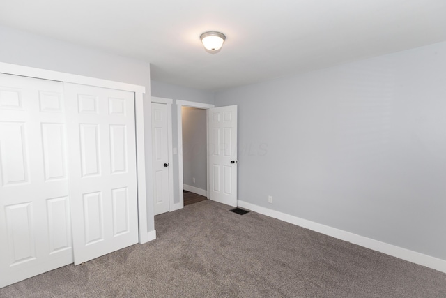 unfurnished bedroom with carpet flooring and a closet