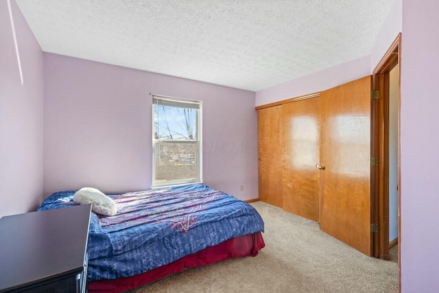 bedroom featuring carpet, a closet, and a textured ceiling