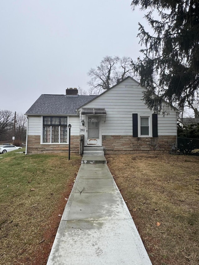 view of front facade featuring a front yard