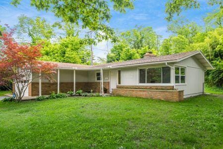 ranch-style house featuring a front yard