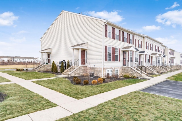 view of front facade with a front lawn