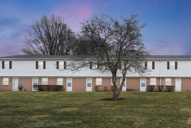 view of front facade featuring a yard