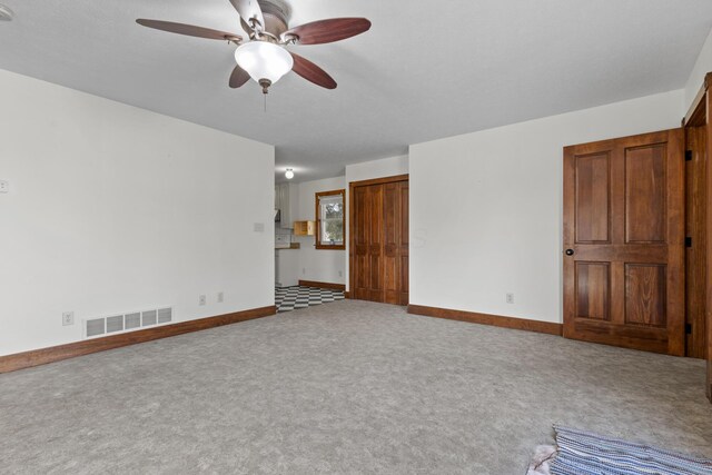 carpeted empty room featuring ceiling fan