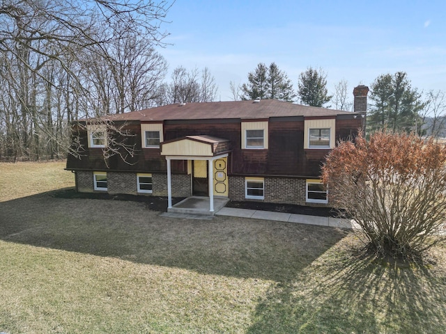 split foyer home featuring a front yard