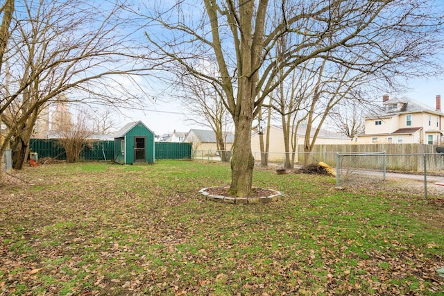 view of yard featuring a shed