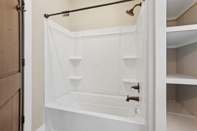 bathroom featuring shower / tub combo