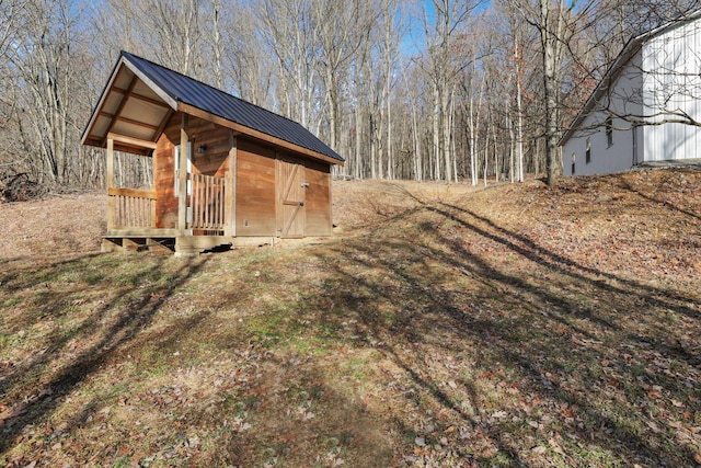 view of yard with an outbuilding