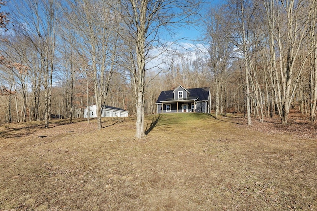 view of front facade featuring a front yard