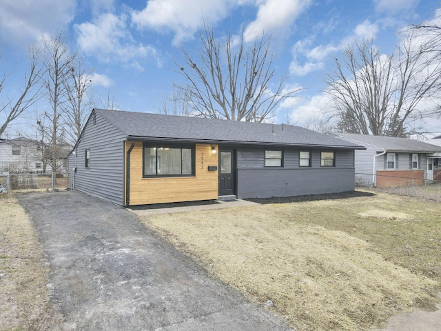 ranch-style house featuring a front lawn