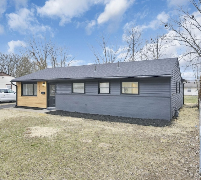 single story home featuring a front yard