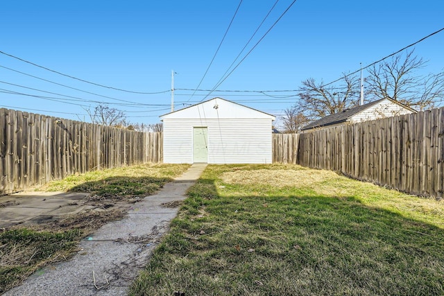 view of yard featuring an outdoor structure