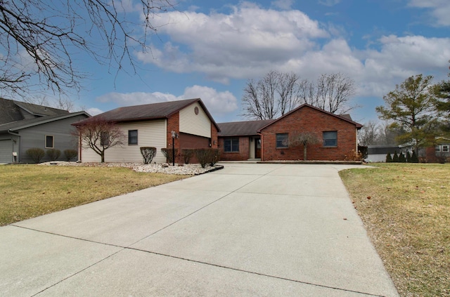 view of front facade featuring a garage and a front lawn