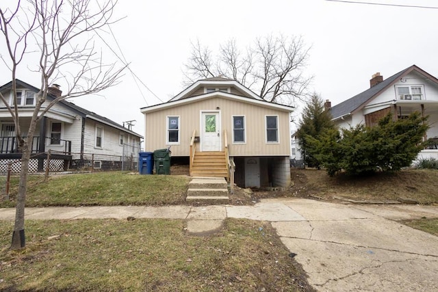 view of front facade featuring a front yard