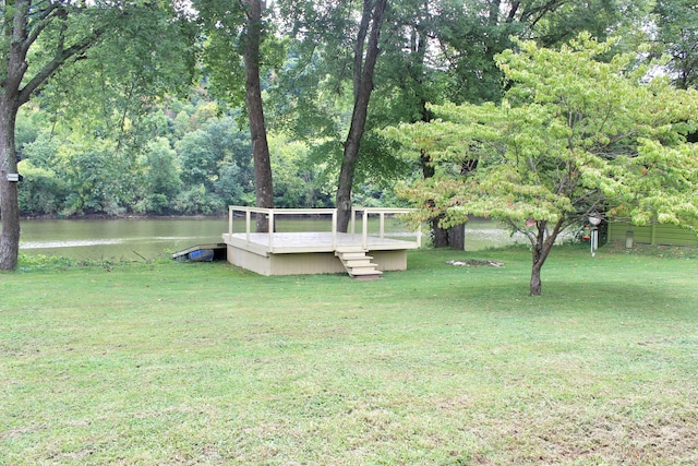 view of yard featuring a water view