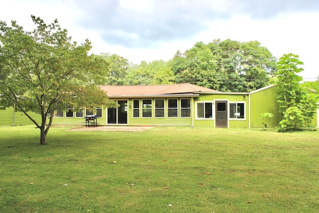 back of house featuring a yard