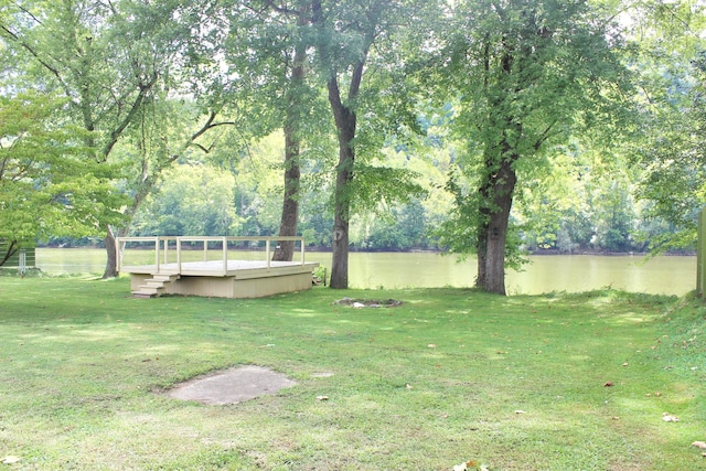 view of yard featuring a water view