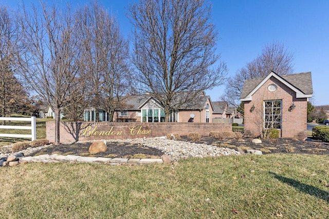 view of yard featuring an outbuilding and fence