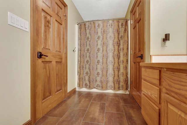 bathroom featuring a shower with shower curtain