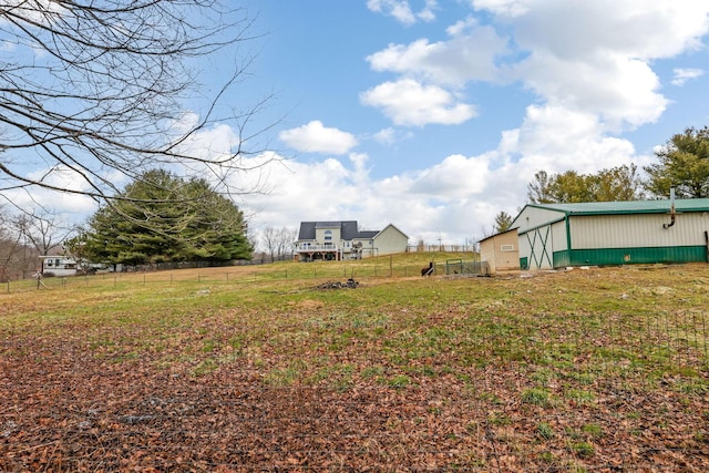 view of yard with an outbuilding