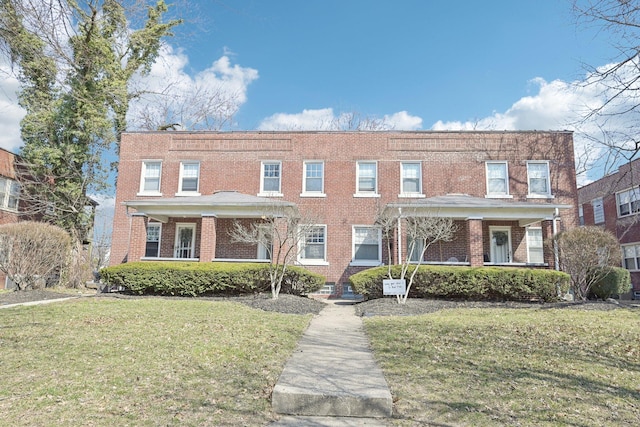 view of front of house featuring a front yard and brick siding