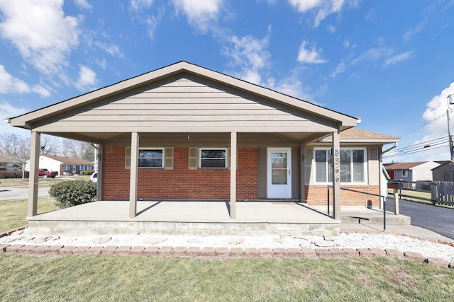 view of front facade with a front lawn