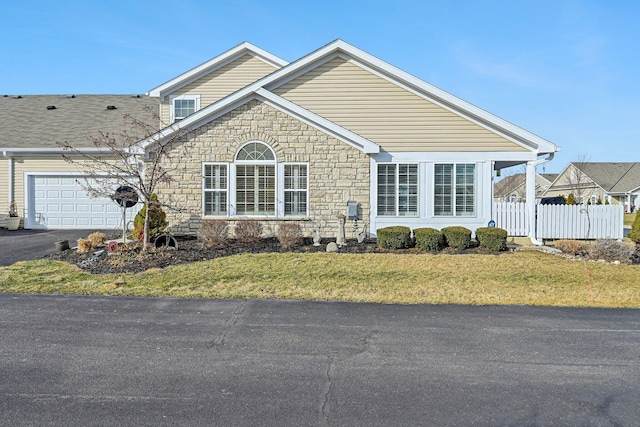 view of front of home featuring a garage and a front yard