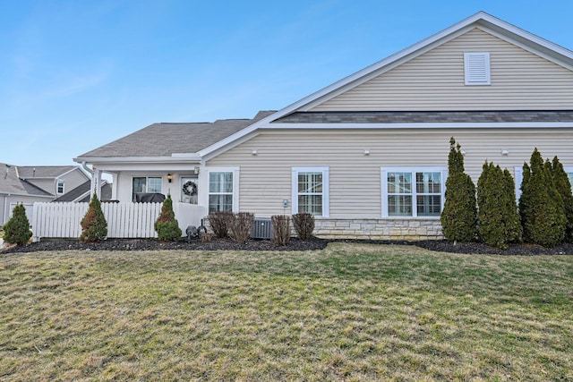 back of house featuring a lawn