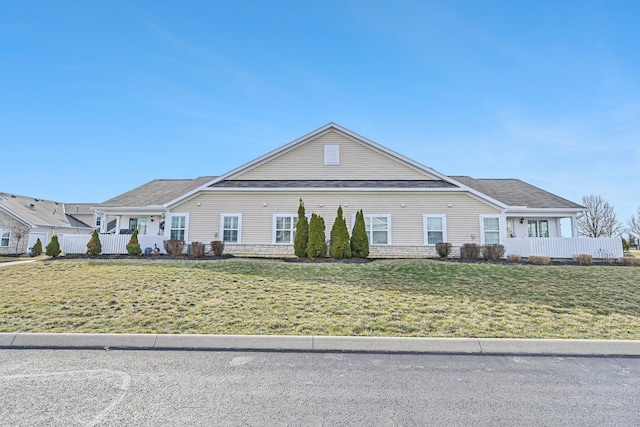 view of front of property featuring a front yard