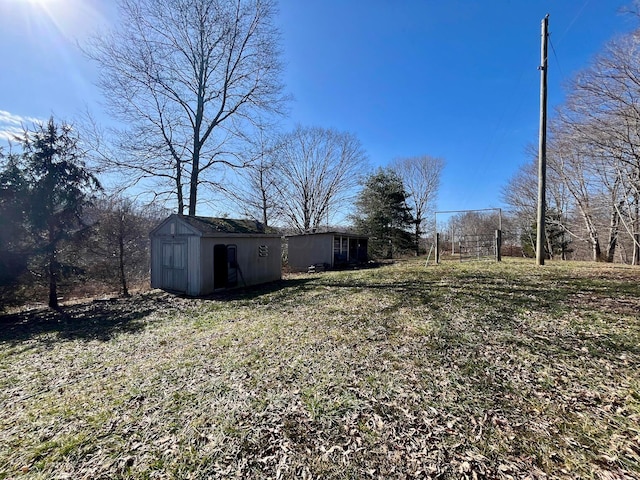 view of yard featuring a shed