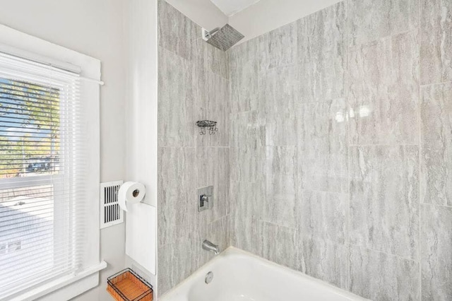 bathroom featuring tiled shower / bath