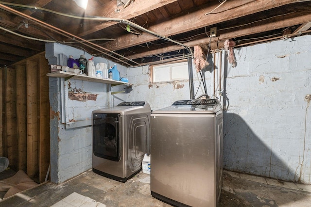 washroom featuring washing machine and clothes dryer