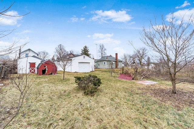 view of yard featuring a garage and an outdoor structure