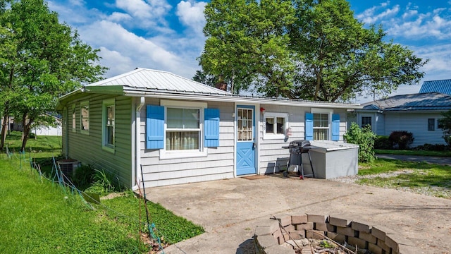 109 Beacon Light Ln, Buckeye Lake, OH 43008 - view of front of house featuring cooling unit