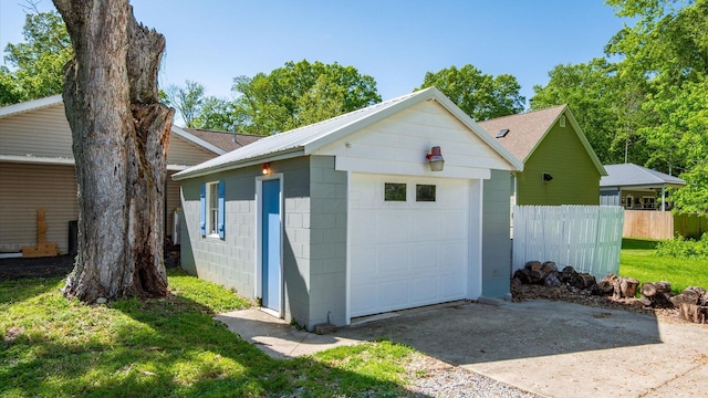 109 Beacon Light Ln, Buckeye Lake, OH 43008 - detached garage featuring driveway